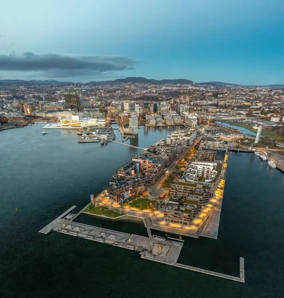 Zdjęcie Lotnicze Oslo Mnóstwem Budynków Świateł Otoczone Morzem Norwegia — Zdjęcie stockowe
