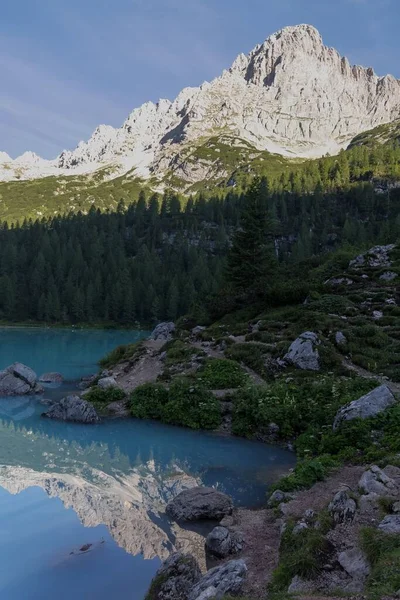 Eine Vertikale Aufnahme Des Sorapis Sees Mit Wald Und Einem — Stockfoto