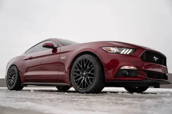 Tiro Bajo Ángulo Lujo Rojo Ford Mustang Estacionado Carretera Helada —  Fotos de Stock