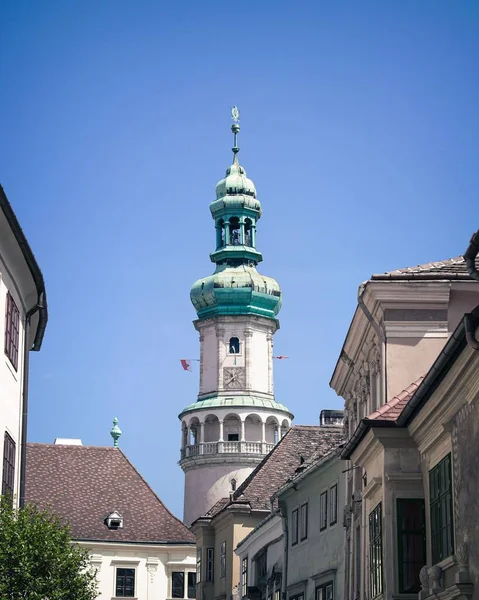 Una Vista Vertical Histórica Torre Fuego Contra Cielo Azul Sopron —  Fotos de Stock