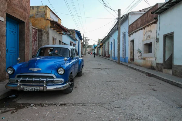 Una Macchina Blu Retrò Parcheggiata Strada Trinidad Cuba — Foto Stock