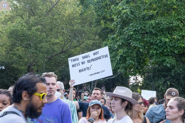 Protestujący Maszerują Parku Washington Square Tym Jak Sąd Najwyższy Obalił — Zdjęcie stockowe