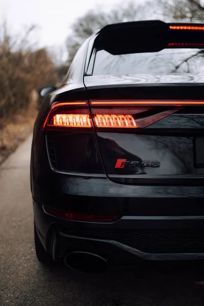 Vue Verticale Une Audi Noire Sur Route Dans Une Forêt — Photo