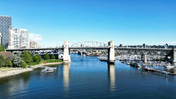 Burrard Bridge Vancouver Kanada Står Stolt Klarblå Himmel Solig Dag — Stockfoto