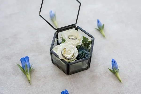 Closeup Shot Two Marriage Rings White Flowers Small Box — Stock Photo, Image