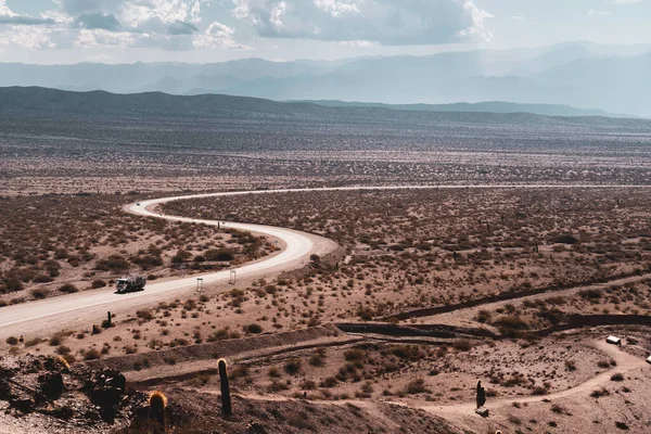 Uma Bela Vista Uma Estrada Campo Com Cactos Dia Ensolarado — Fotografia de Stock