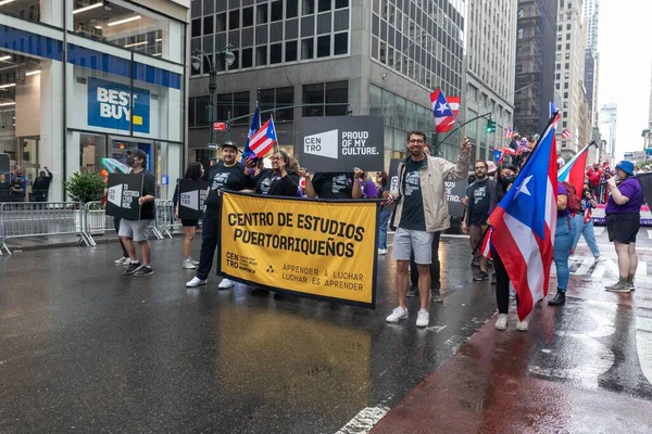 Persone Eccitate Che Celebrano Parata Del Giorno Portoricano New York — Foto Stock