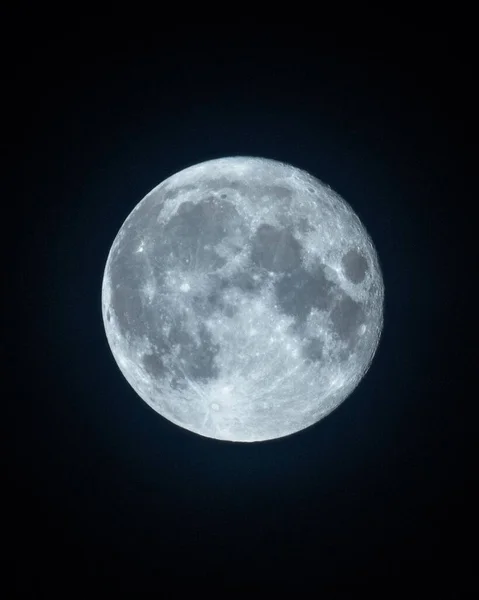 Zbliżenie Pełni Księżyca Odizolowane Ciemnym Tle — Zdjęcie stockowe