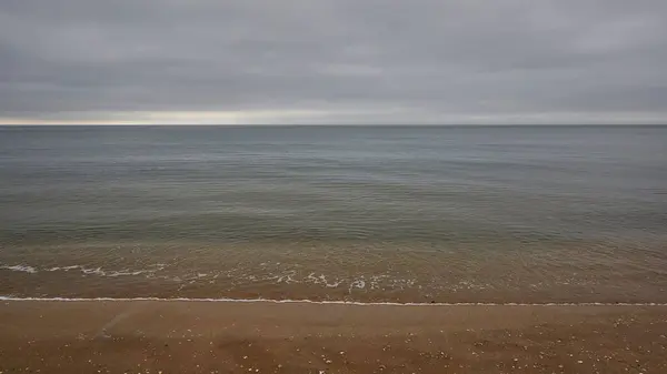 Eine Schöne Aufnahme Des Horizonts Der Meer Und Himmel Trennt — Stockfoto