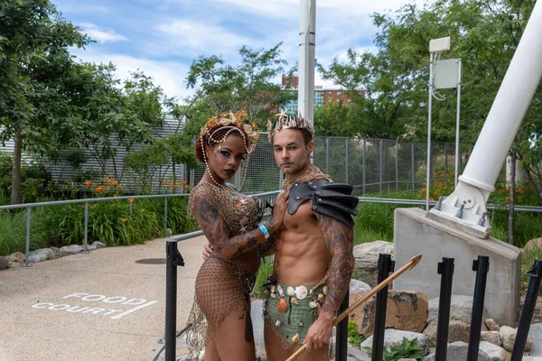 Zbliżenie Atrakcyjnej Kobiety Przystojnego Mężczyzny Ubranego Paradę Marmaid Coney Island — Zdjęcie stockowe