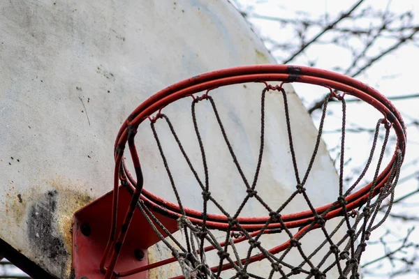 壁から吊るされた遊び場にある赤い金属製のバスケットボール フープの閉鎖 — ストック写真