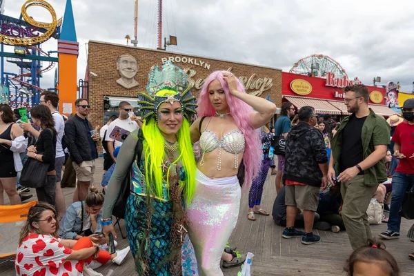 Nagy Tömeg Emberek Utcákon Brooklyn Ünnepli Coney Island Sellő Parádé — Stock Fotó