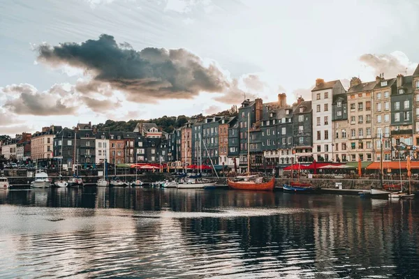 Vacker Stadsbild Med Båtar Hamn Och Gammal Byggnad Bakgrunden — Stockfoto
