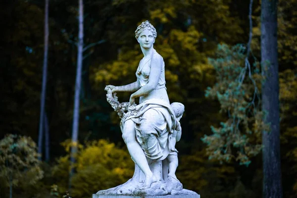 Uitzicht Het Standbeeld Van Vrouw Baby Het Park — Stockfoto