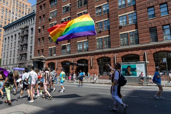 Grote Menigte Van Mensen Vieren Pride Parade Straten Van New — Stockfoto