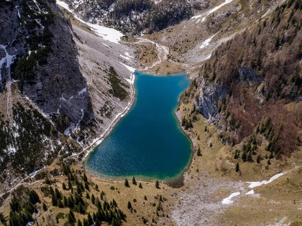 Una Toma Aérea Del Pequeño Lago Montaña —  Fotos de Stock
