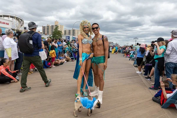 Nagy Tömeg Emberek Utcákon Brooklyn Ünnepli Coney Island Sellő Parádé — Stock Fotó