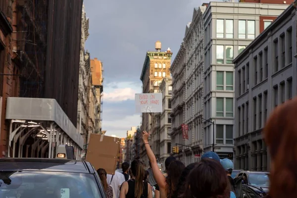 Eine Gruppe Von Demonstranten Mit Pappschildern Auf Dem Weg Zum — Stockfoto
