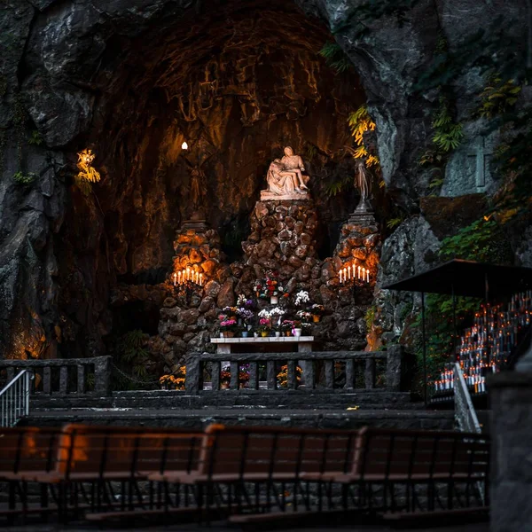 Una Hermosa Toma Templo Dentro Cueva — Foto de Stock