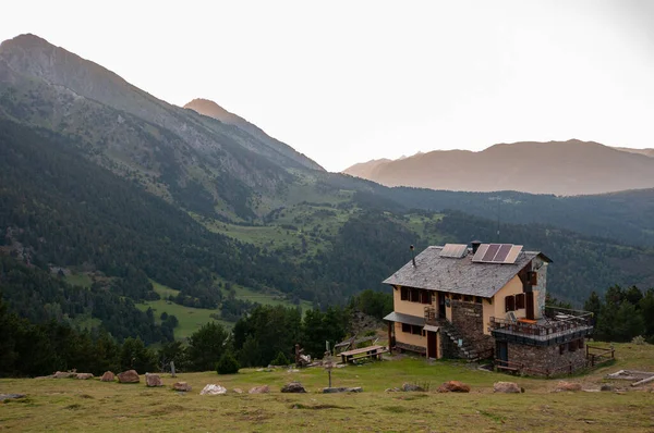 Lone House Remote Area Surrounded Mountains — Stock Photo, Image