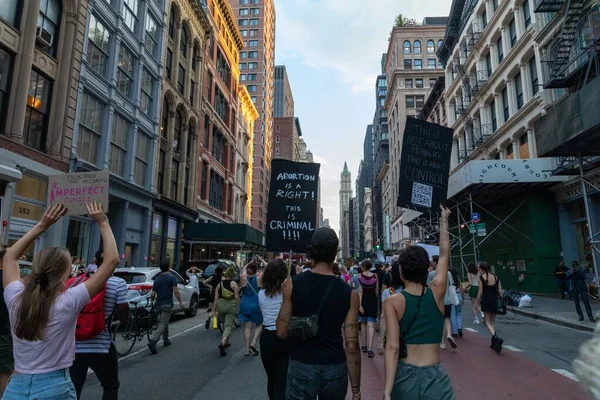 Les Manifestants Brandissant Des Pancartes Carton Sur Liberté Corps Après — Photo