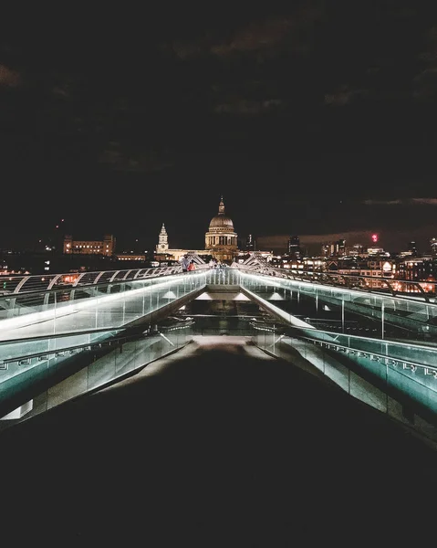 Uma Vista Hipnotizante Ponte Iluminada Millenium Com Fundo Paisagem Urbana — Fotografia de Stock