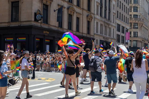 Gente Alegre Caminando Desfile Del Orgullo Ciudad Nueva York Junio —  Fotos de Stock