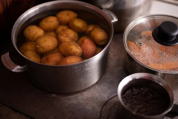 Close Batatas Água Pronto Para Ser Fervido — Fotografia de Stock