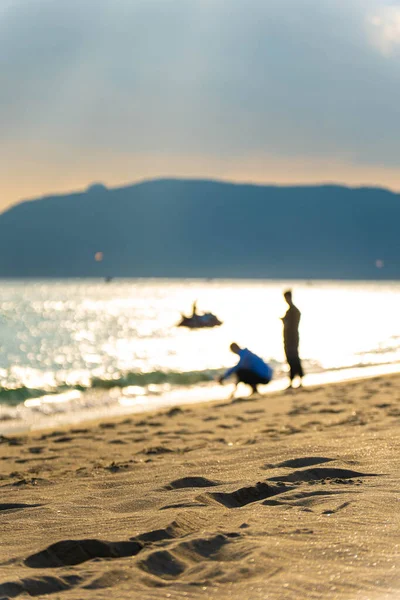 Tiro Vertical Pessoas Sentadas Perto Praia Dia Ensolarado Verão — Fotografia de Stock