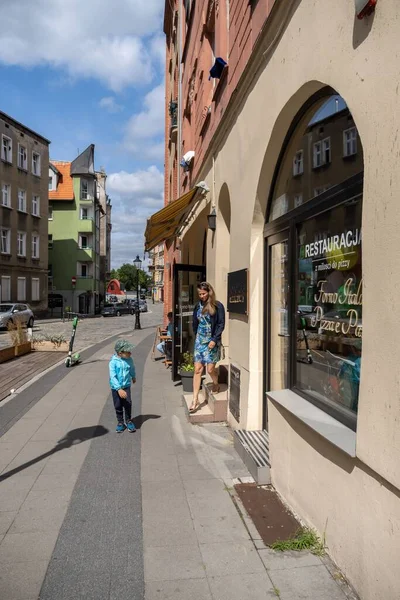 Una Joven Madre Hijo Abandonan Restaurante Forno Italia Calle Srokda — Foto de Stock