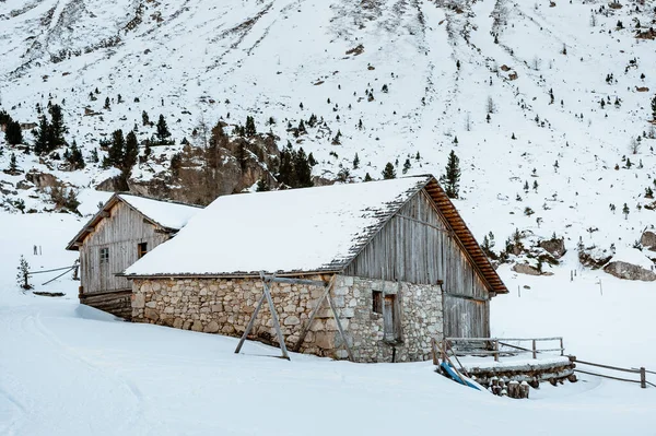 Pár Domů Uprostřed Zasněženého Pole Úpatí Hory Během Zimy — Stock fotografie