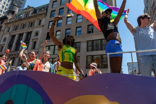 Ludzie Świętujący Paradę Pride Month Parade 2022 Ulicach Nowego Jorku — Zdjęcie stockowe