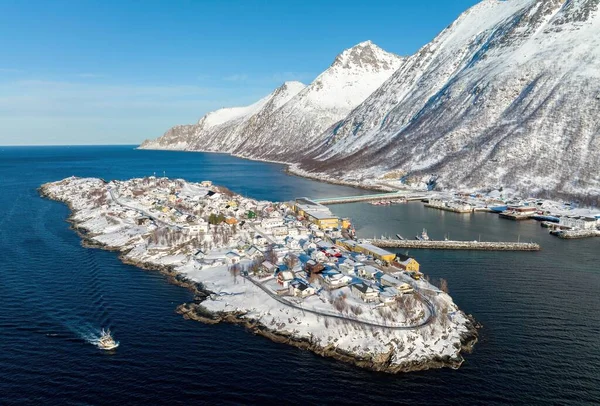 グリーンランドの山に対してカラフルな家を持つ小さな雪の島 — ストック写真