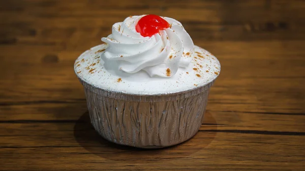 Gros Plan Délicieux Cupcake Garni Une Cerise Sur Une Table — Photo