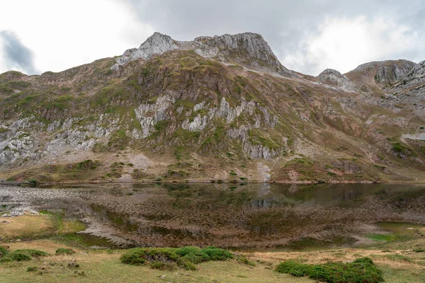 Scenic View Lake Surrounded Mountains — Stock Photo, Image