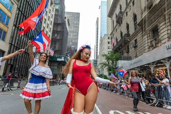 Wielki Tłum Świętujący Portorykańską Paradę Dnia 2022 Ulicach Nowego Jorku — Zdjęcie stockowe