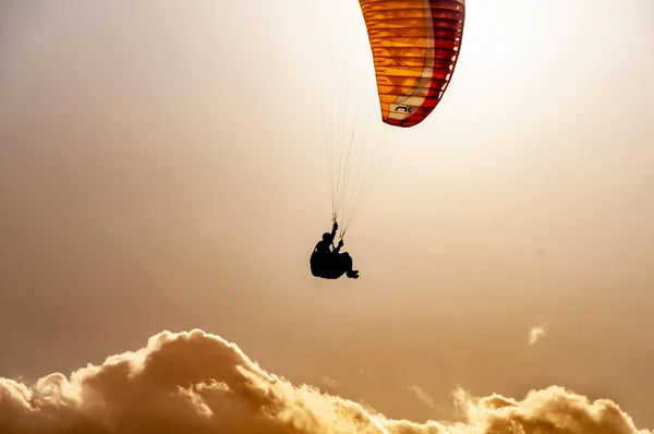 Uma Silhueta Uma Pessoa Paraquedas Céu Durante Pôr Sol — Fotografia de Stock