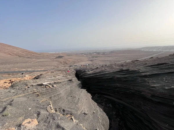 青い空の背景に黒い砂の峡谷 — ストック写真