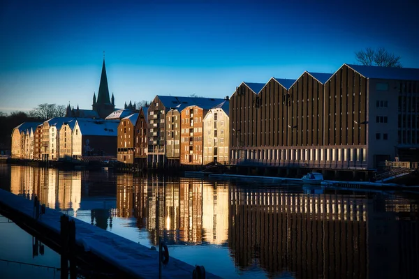 Vacker Bild Färgglada Byggnader Nära Nidaros River Bryggor Morgonen Trondheim — Stockfoto