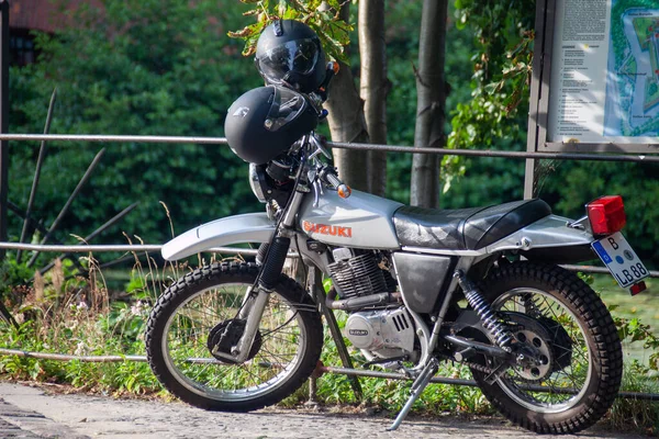 Närbild Yamaha 250 Motorcykel Med Hjälmar Ratten — Stockfoto