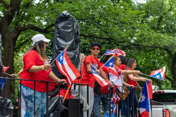 Eine Große Menschenmenge Bei Der Parade Zum Puertoricanischen Tag New — Stockfoto