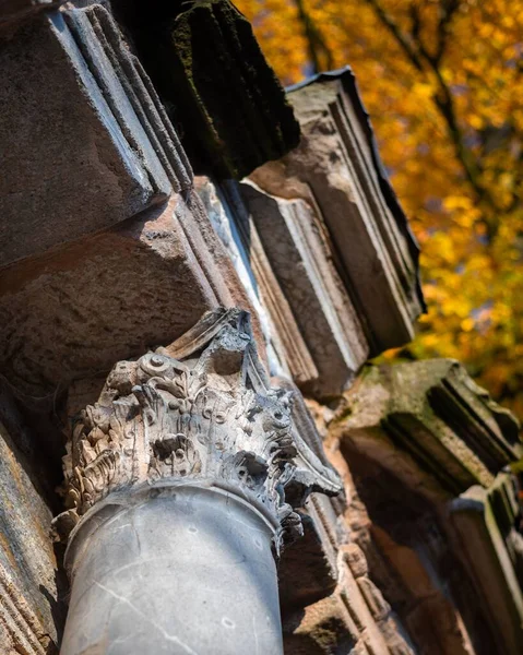 Een Verticaal Shot Van Een Colonne Van Een Oud Stenig — Stockfoto