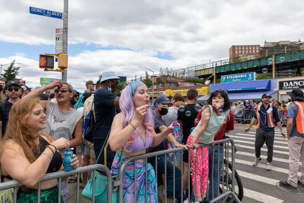 Velké Davy Lidí Ulicích Brooklynu Slaví Coney Island Mořská Panna — Stock fotografie
