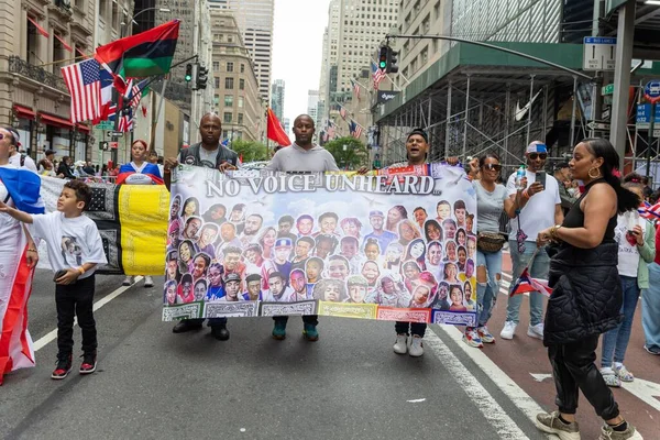 在美国纽约市街头庆祝2022年波多黎各日游行的人群很多 — 图库照片