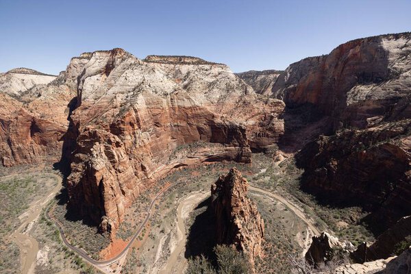 Вид с дрона на тропу ангелов, красивый пейзаж над каньоном реки Вирджиния, национальный парк Зайон, Юта, США.