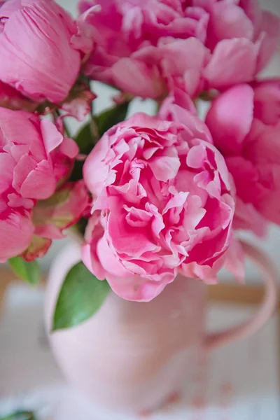 Pionowe Zbliżenie Pięknych Różowych Piwonii Wazonie — Zdjęcie stockowe