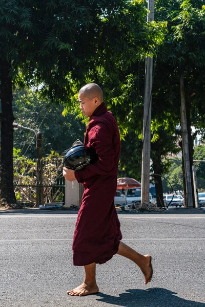 Tiro Vertical Monge Vestes Vermelhas Caminha Pela Estrada Yangon Myanm — Fotografia de Stock