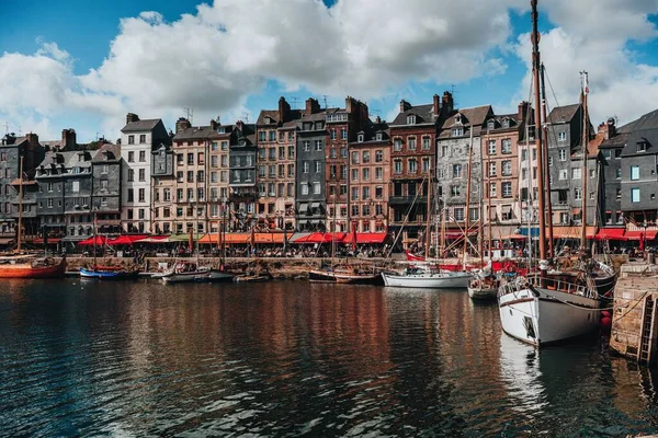 Vacker Stadsbild Med Båtar Hamn — Stockfoto