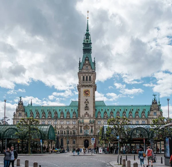 Přední Pohled Radnici Hamburku Sídlem Místní Samosprávy Svobodného Hanzovního Města — Stock fotografie