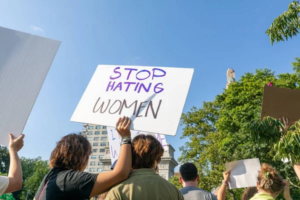 Washington Square Park New York 2022 Demonstranten Met Kartonnen Bordjes — Stockfoto